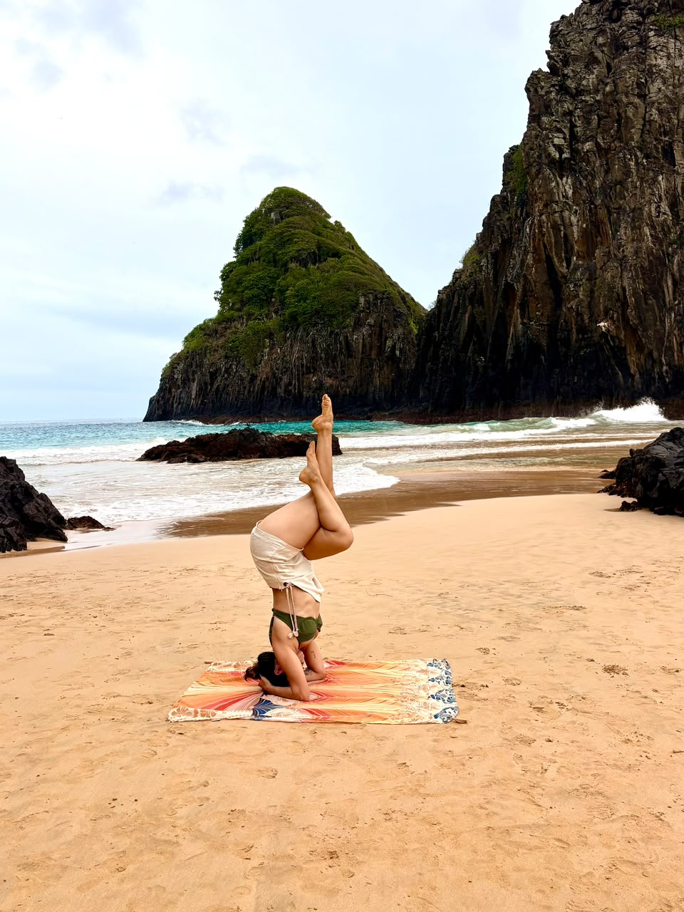 Postura invertida sobre a areia em Fernando de Noronha